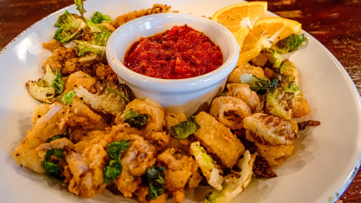 Lakeside dining at Louisville Landing